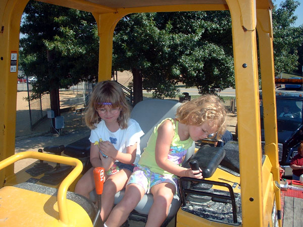 The girls drive a Bulldozer.jpg 113.4K